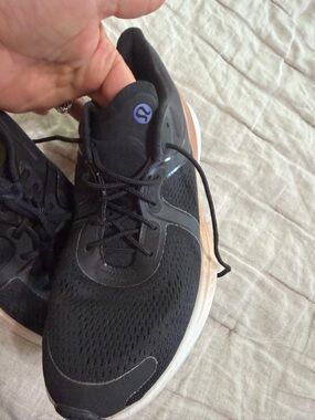 7.5 Lululemon blisfeel run shoes